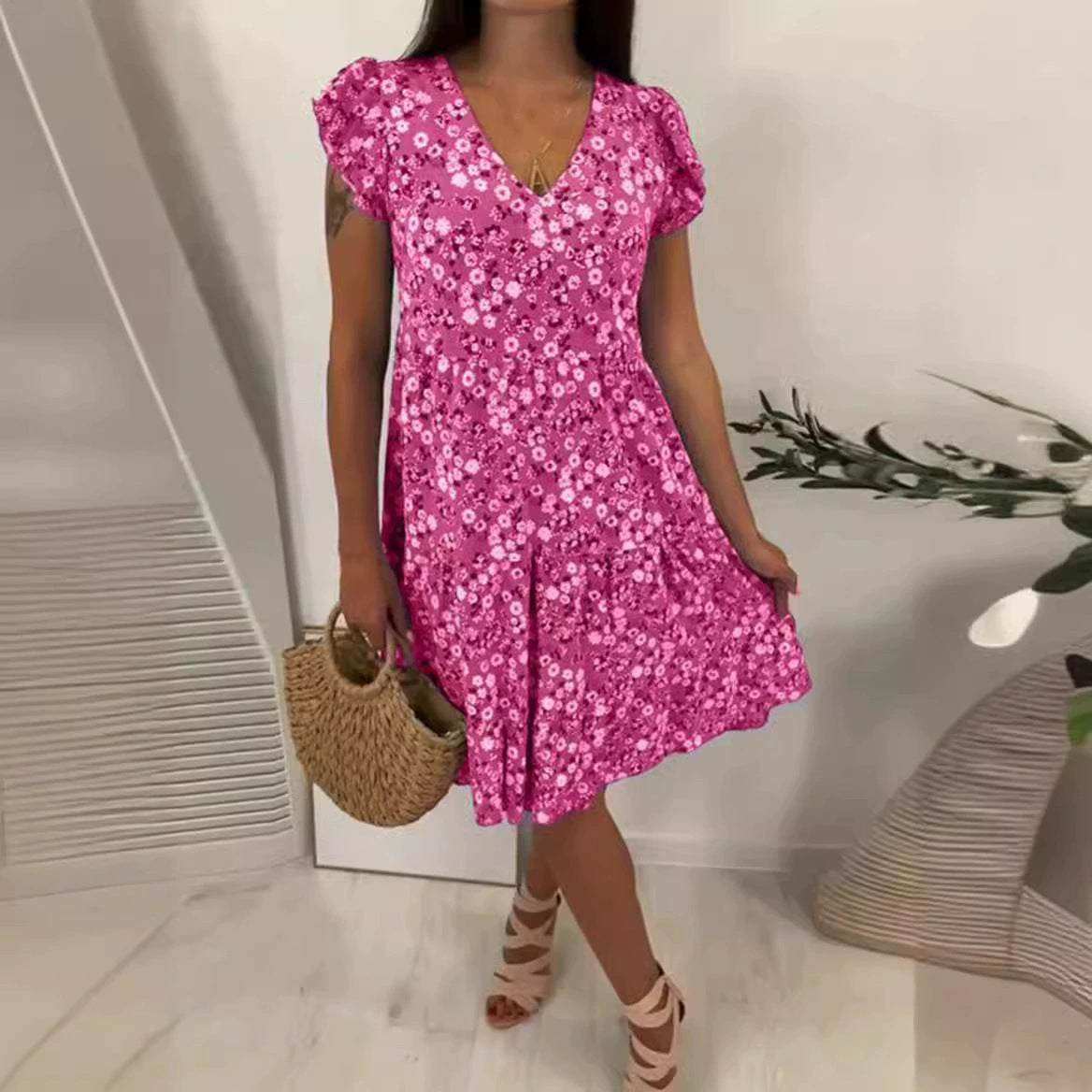 Damen Sommerliches Blütenmuster Kleid mit V-Ausschnitt und Rüschendetails