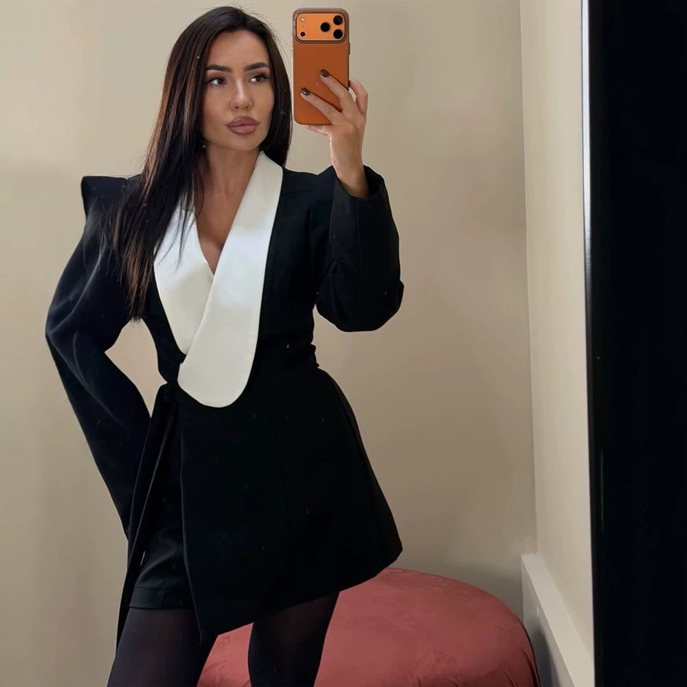 Damen Tailliertes Blazerkleid mit kontrastierendem Schalkragen und strukturierten Schultern Shop Nory