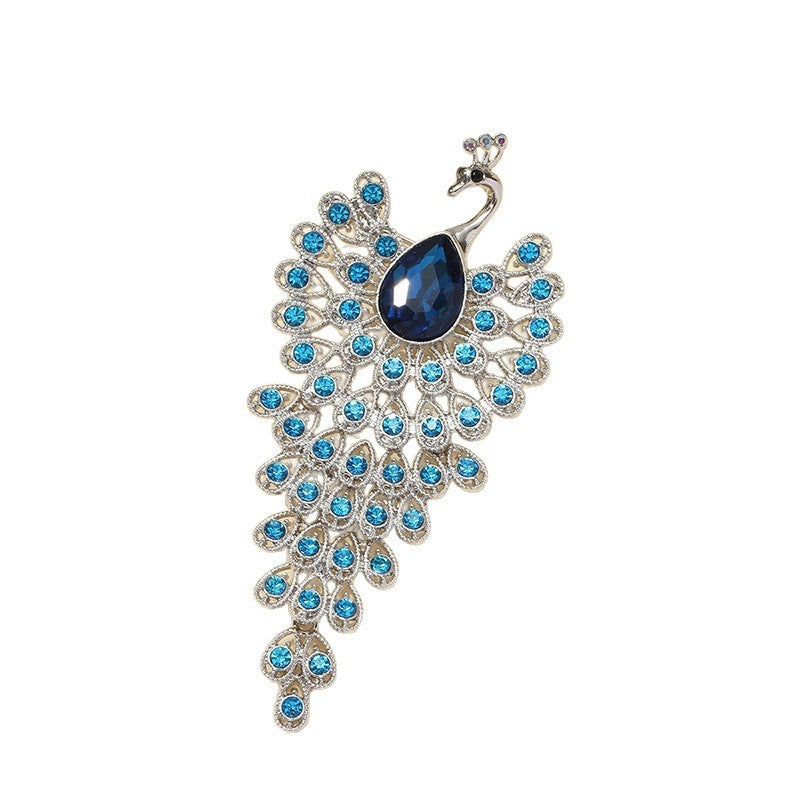 Elegante Pfauenbrosche mit Facettierten Kristallsteinen und Goldener Legierungsbeschichtung