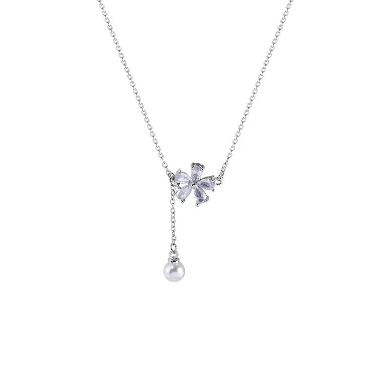 Damen Kette mit funkelndem Blumenanhänger Shop Nory