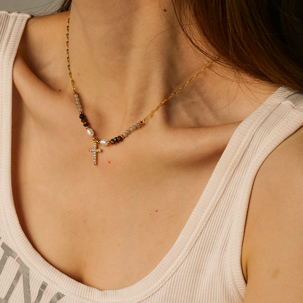 Damen Halskette mit funkelndem Kreuz und eleganten Perlenakzenten Shop Nory
