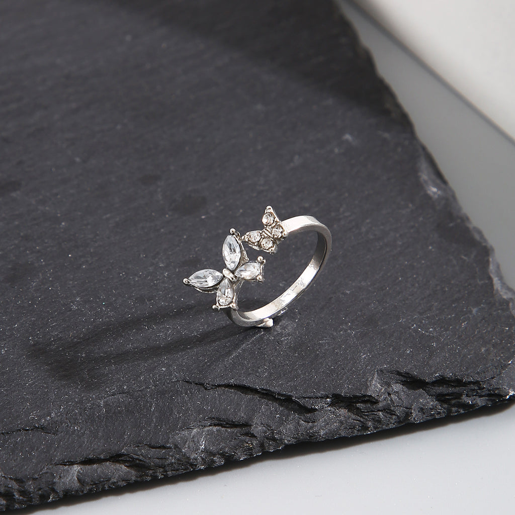 Damenring mit funkelndem Schmetterlingsdesign und eleganten Details Shop Nory