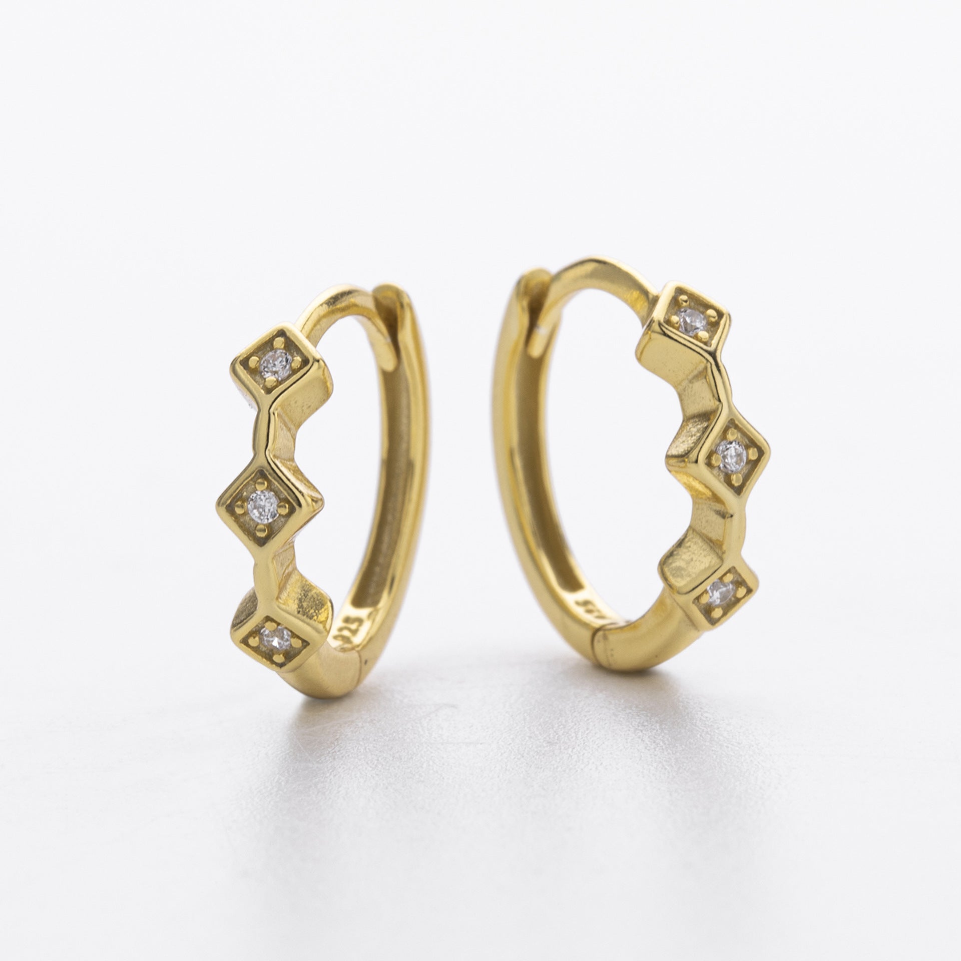 Damen Creolen aus hochwertigem 925 Sterlingsilber mit funkelnden Zirkon-Akzenten Shop Nory
