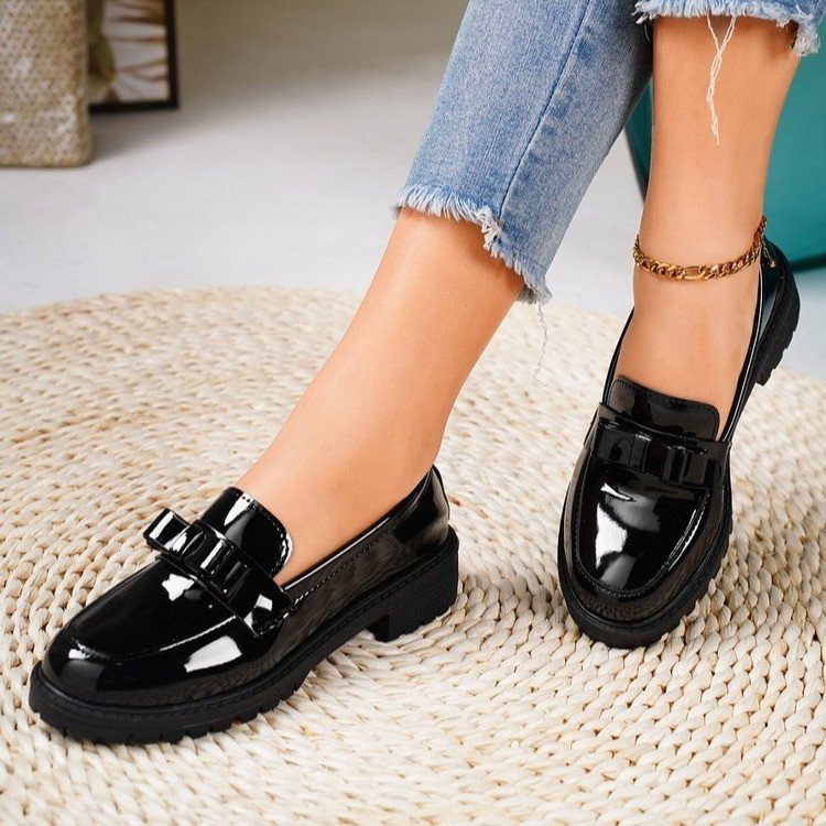 Damen Lack‑Loafer mit profilierter Gummisohle, dekorativer Riemchenschleife und gepolstertem Komfortfußbett Shop Nory