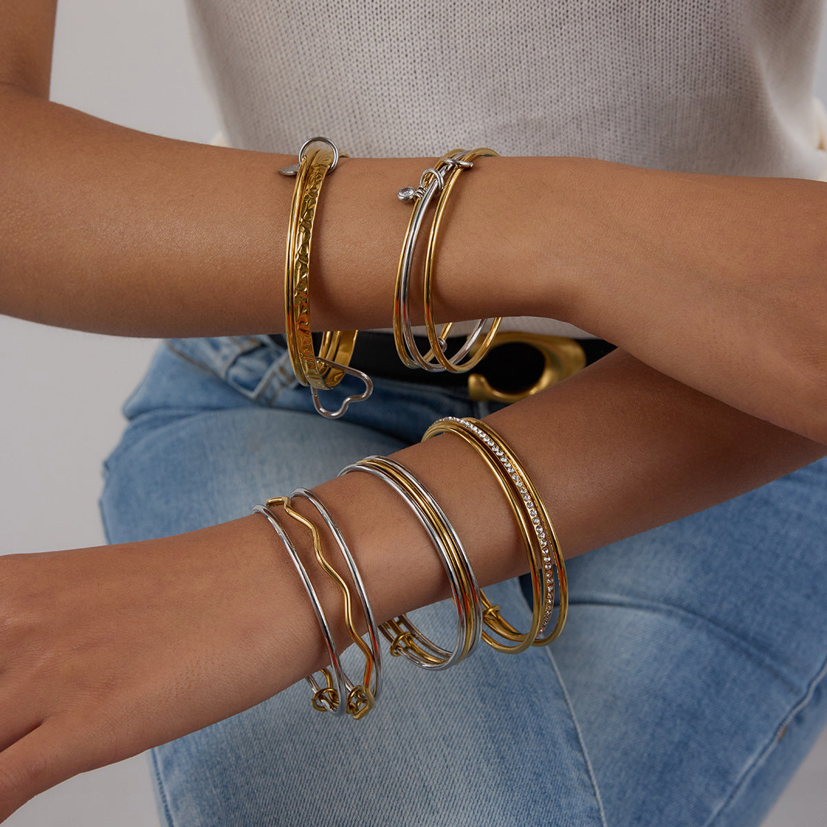 Damen Offenes Armband mit elegantem Zickzack-Design und hypoallergener Edelstahlverarbeitung Shop Nory