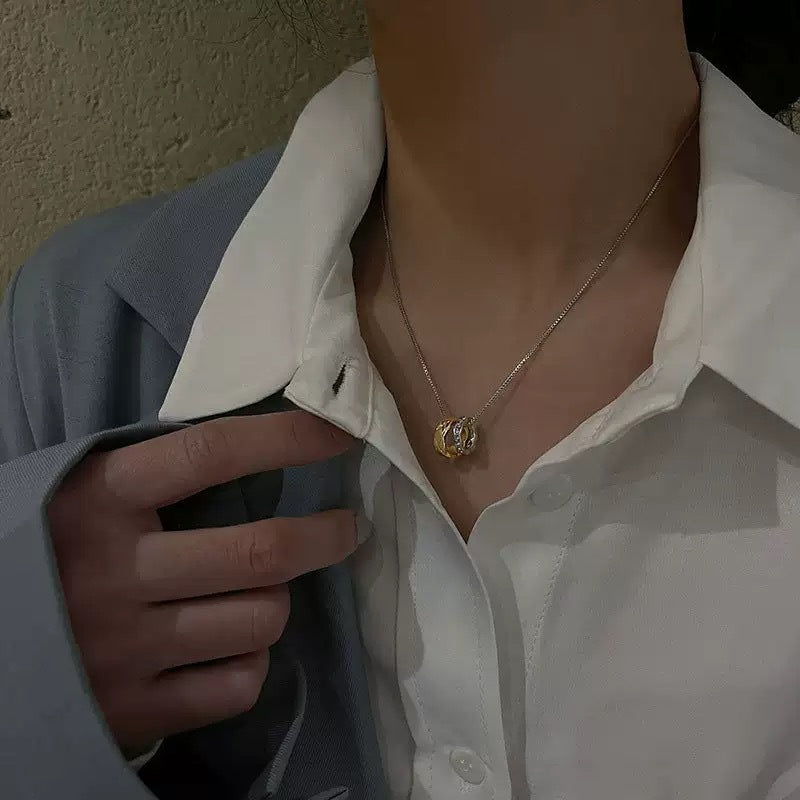 Damen Halskette mit kunstvoll gestaltetem Ringanhänger und funkelnden Zirkonia Shop Nory