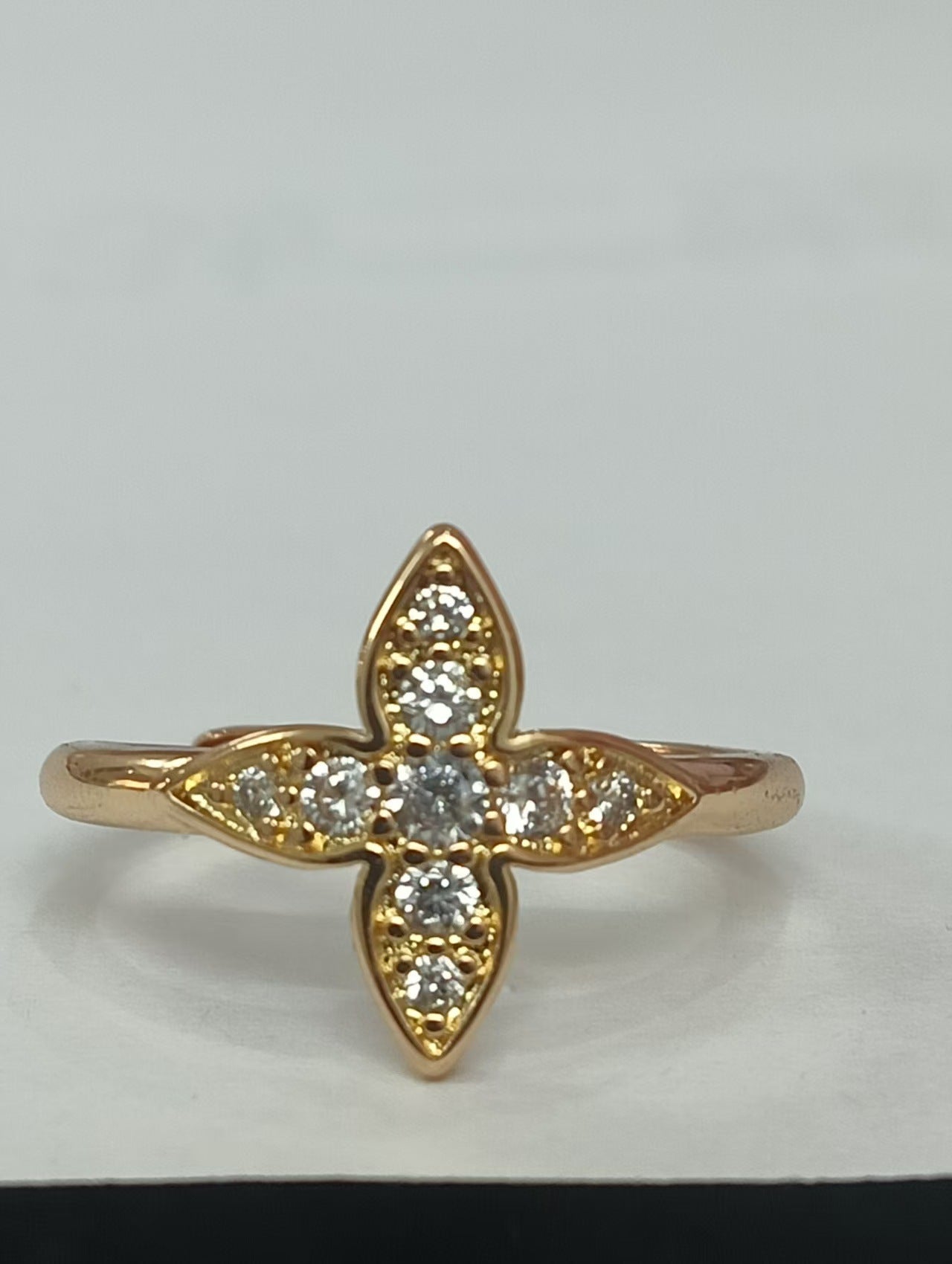 Damen eleganter Ring mit kunstvollem Kreuzdesign und funkelnden Zirkonia Shop Nory