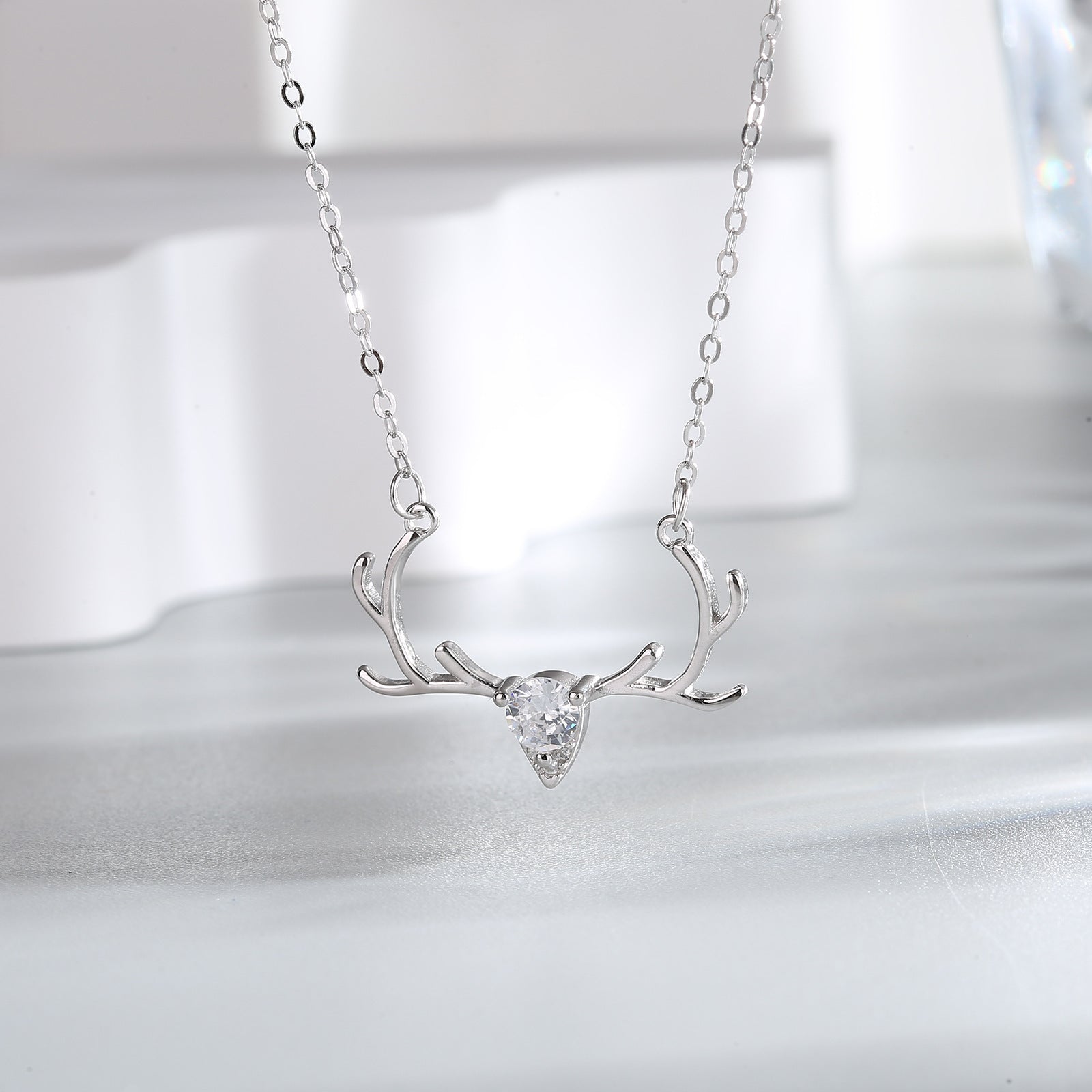 Damen filigrane Halskette mit elegantem Geweih-Anhänger Shop Nory