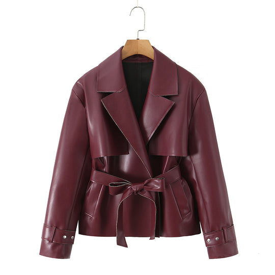 Damen Taillierte kurze Trenchjacke mit Bindegürtel und Cape-Detail aus veganer Lederoptik Shop Nory