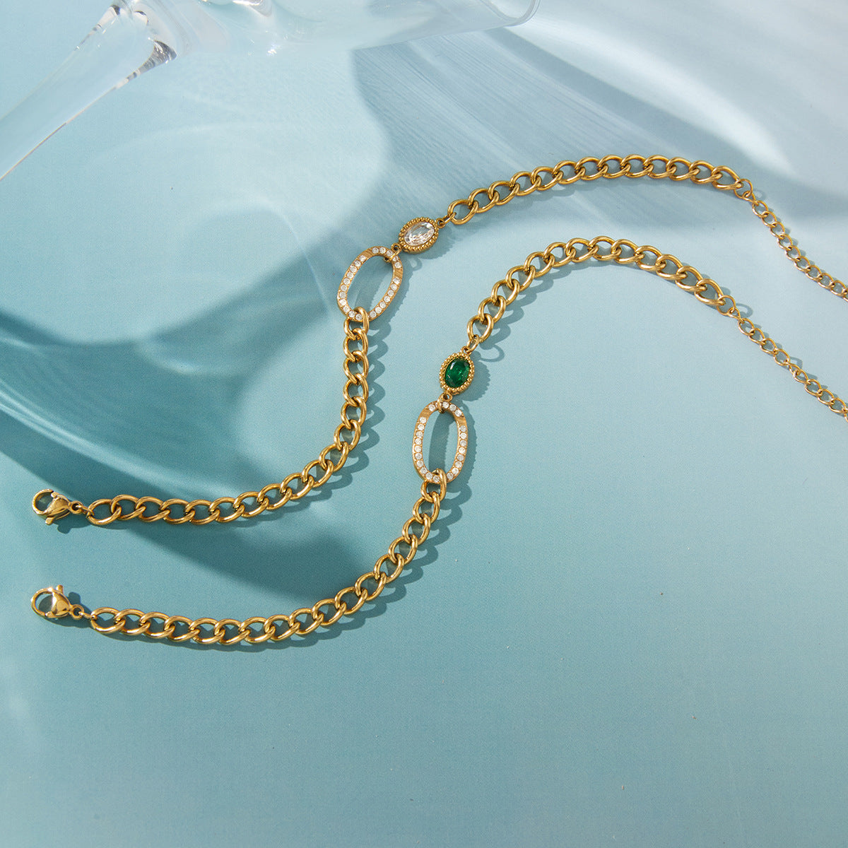 Damen Armreif mit gravierten Herzmotiven und hypoallergener Edelstahlverarbeitung Shop Nory
