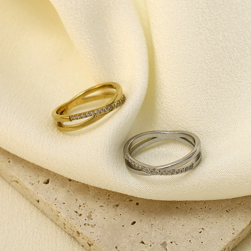 Damen zierlicher geschwungener Ring mit funkelnden Zirkonia Shop Nory