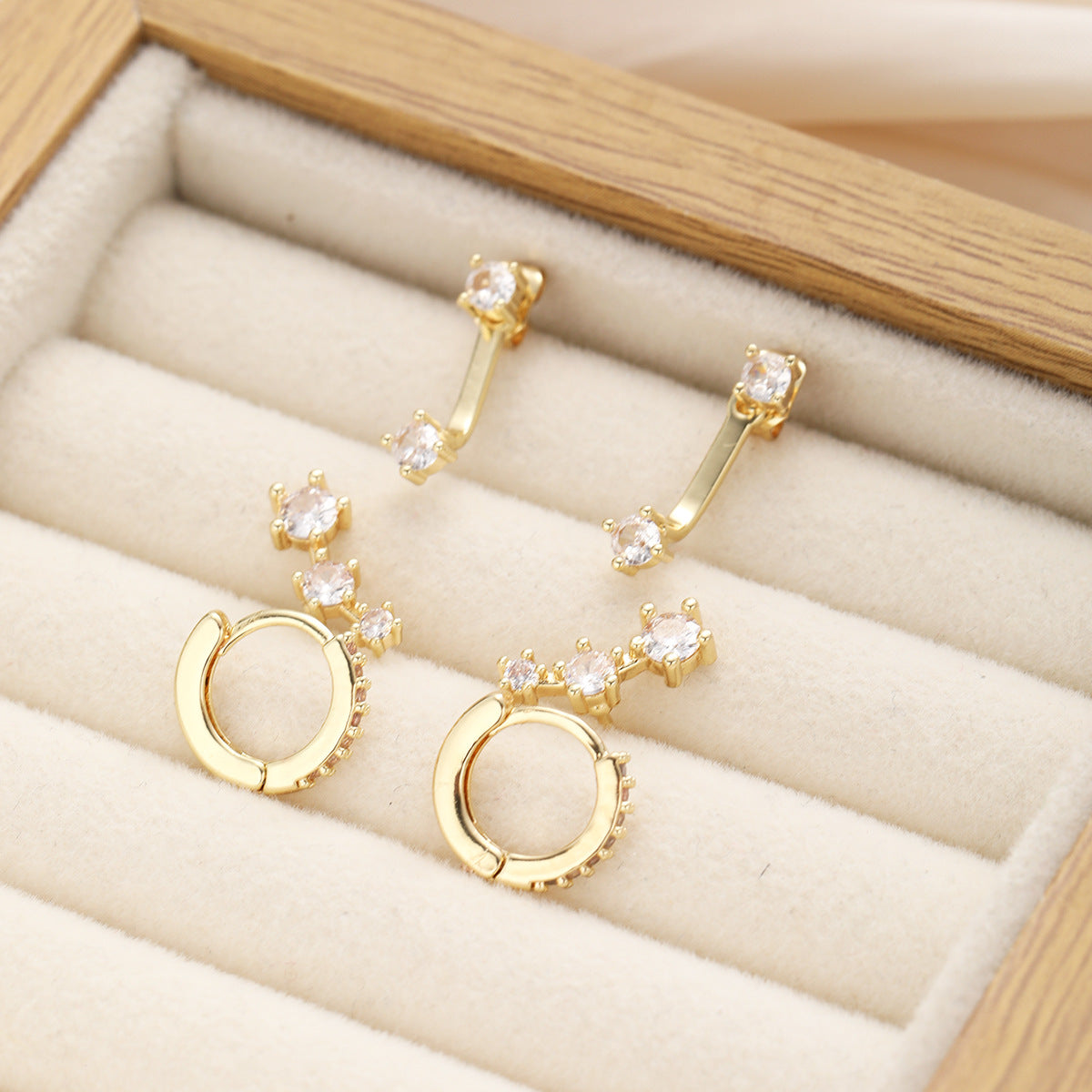 Damen Ohrstecker-Set mit eleganten Spiralen und funkelnden Akzenten Shop Nory