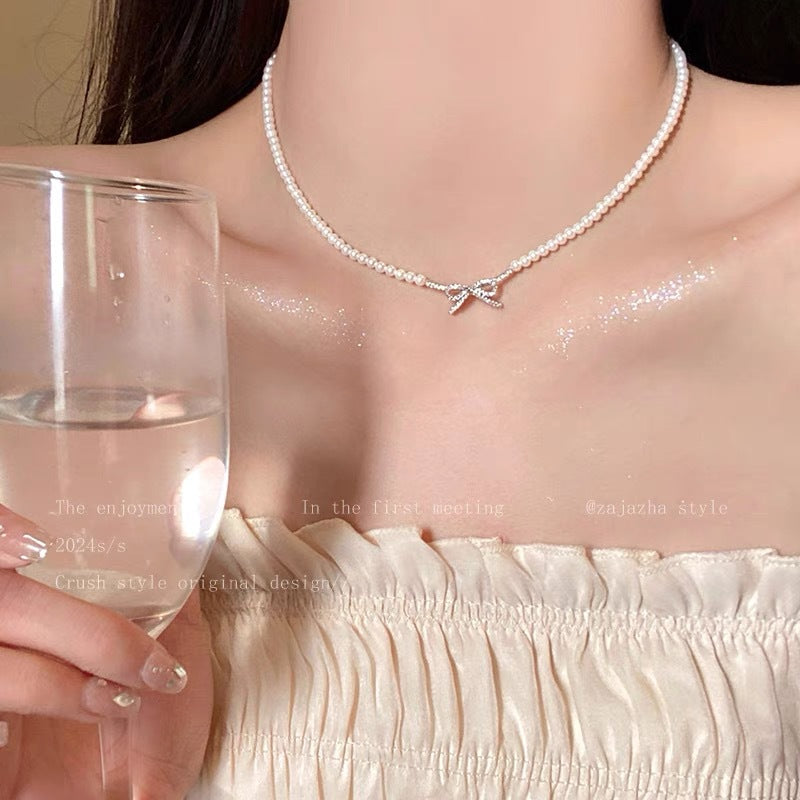 Damen Halskette mit zartem Schleifenanhänger und funkelnden Akzenten Shop Nory