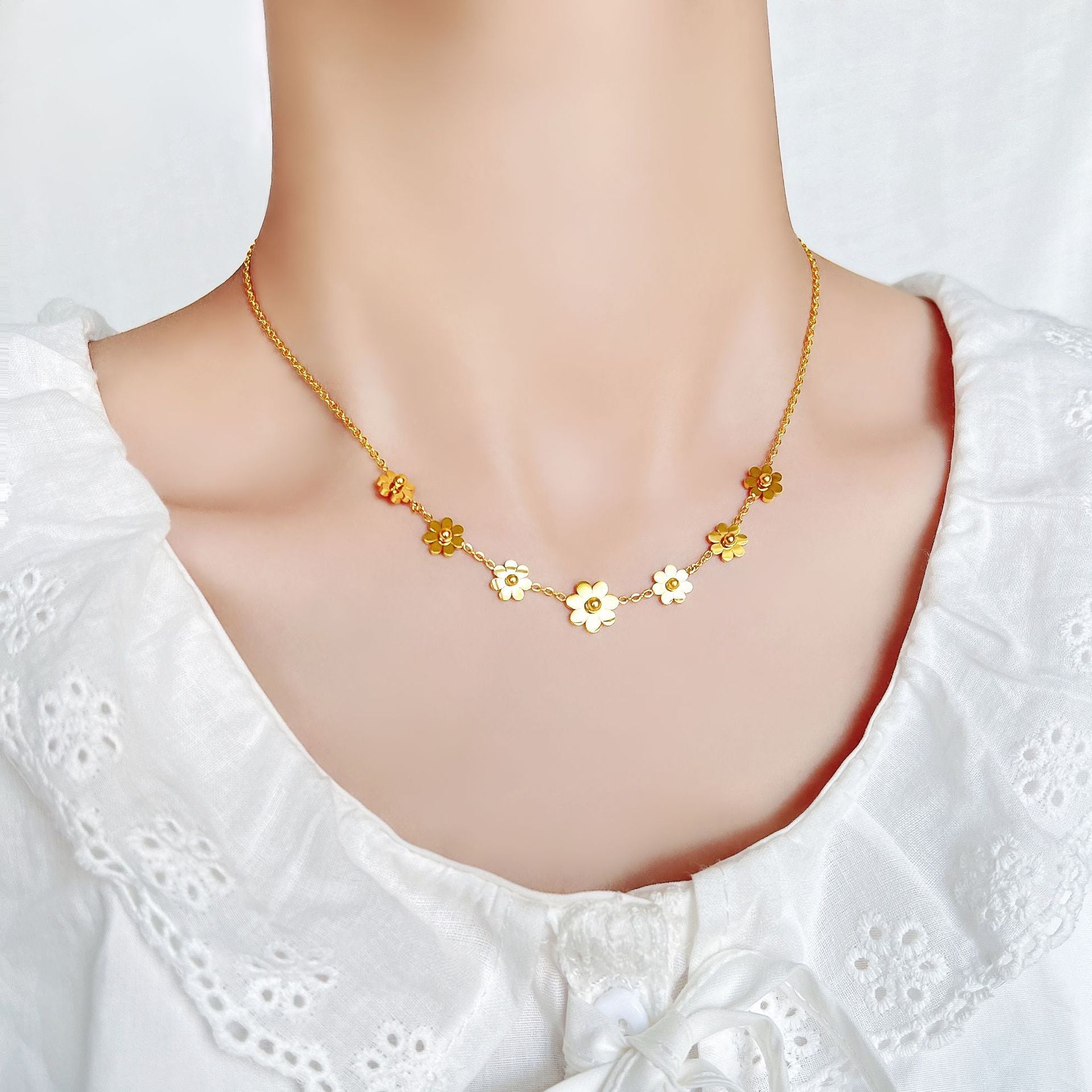 Damen zarte Blumen-Halskette mit hochwertigem Goldfinish Shop Nory