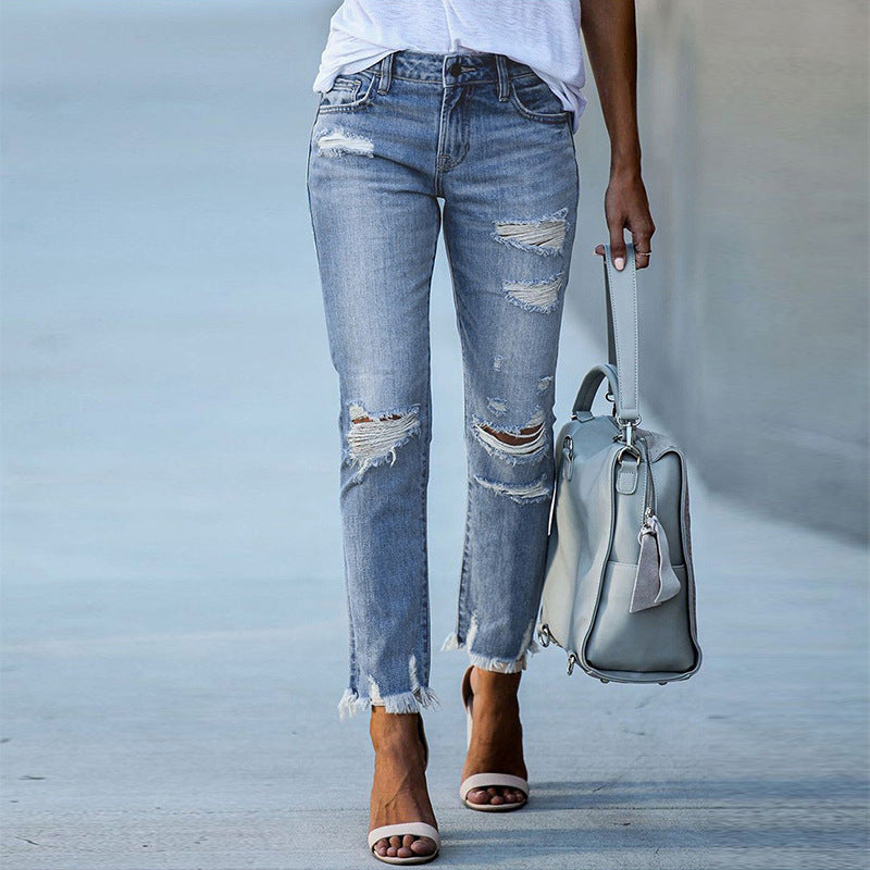 Damen destroyed Jeans mit fransigen Säumen und modischen Rissen