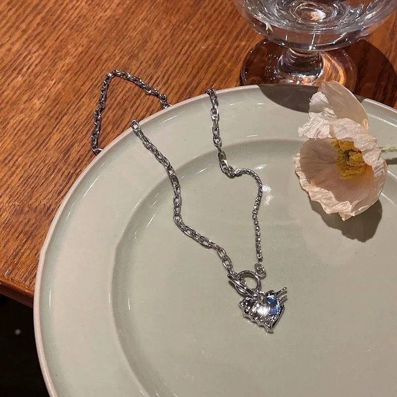 Damen Halskette mit funkelndem Herzanhänger und eleganten Kettendetails Shop Nory