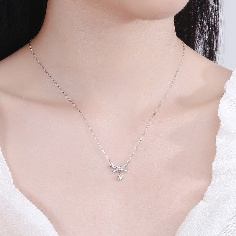 Damen Halskette mit elegantem Kreuzanhänger und funkelndem Zirkon Shop Nory