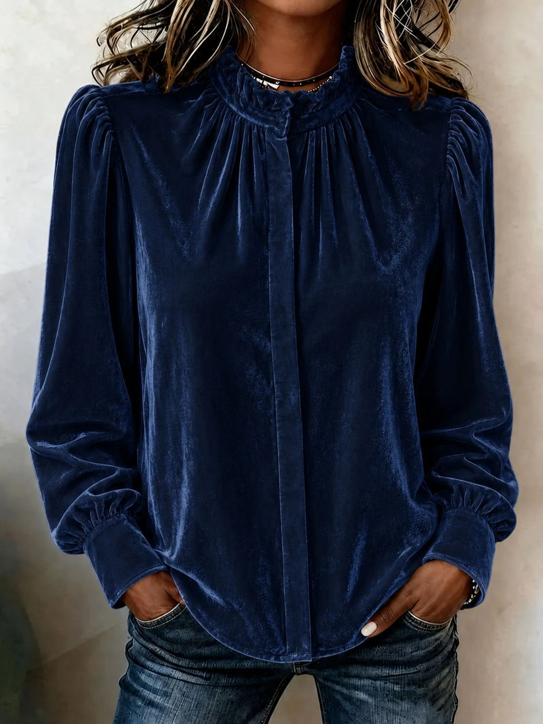 Damen Samtbluse mit Rüschen-Stehkragen, verdeckter Knopfleiste und gerafften Ballonärmeln Shop Nory