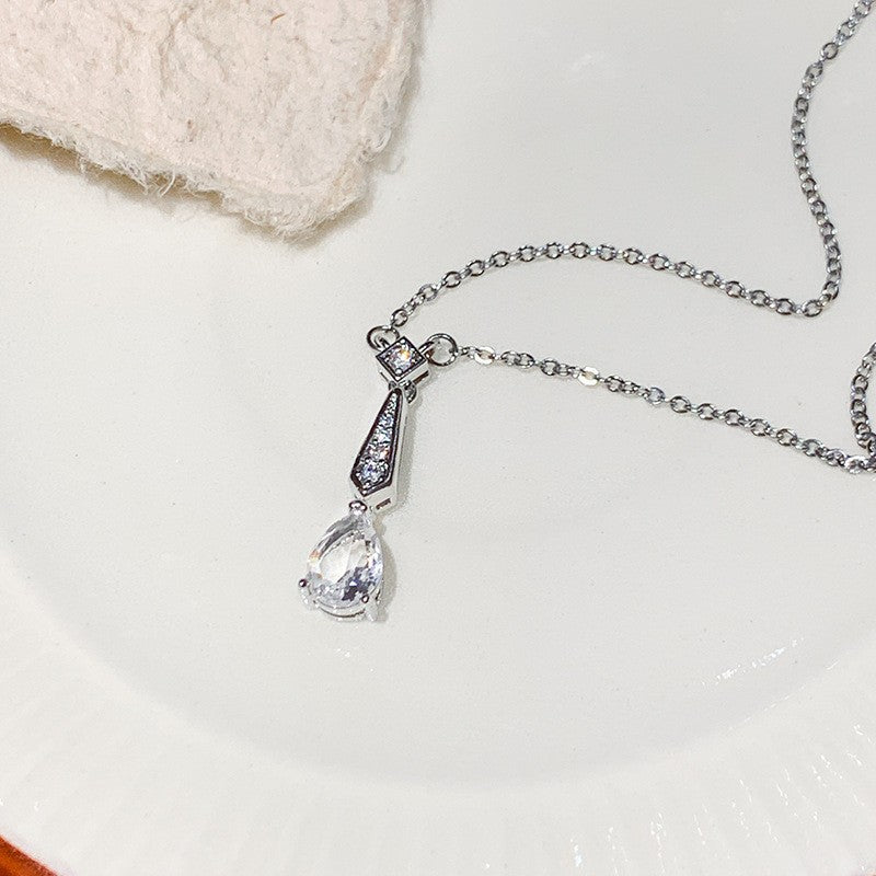 Damen Halskette mit funkelndem Tropfenanhänger und eleganter Zierkette Shop Nory