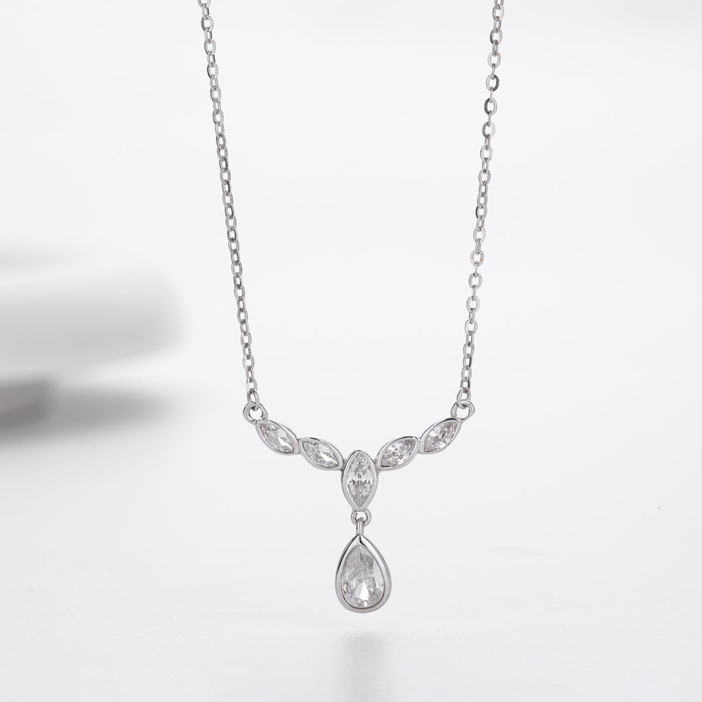 Damen Halskette mit funkelnden Zirkonia-Elementen im eleganten V-Design Shop Nory