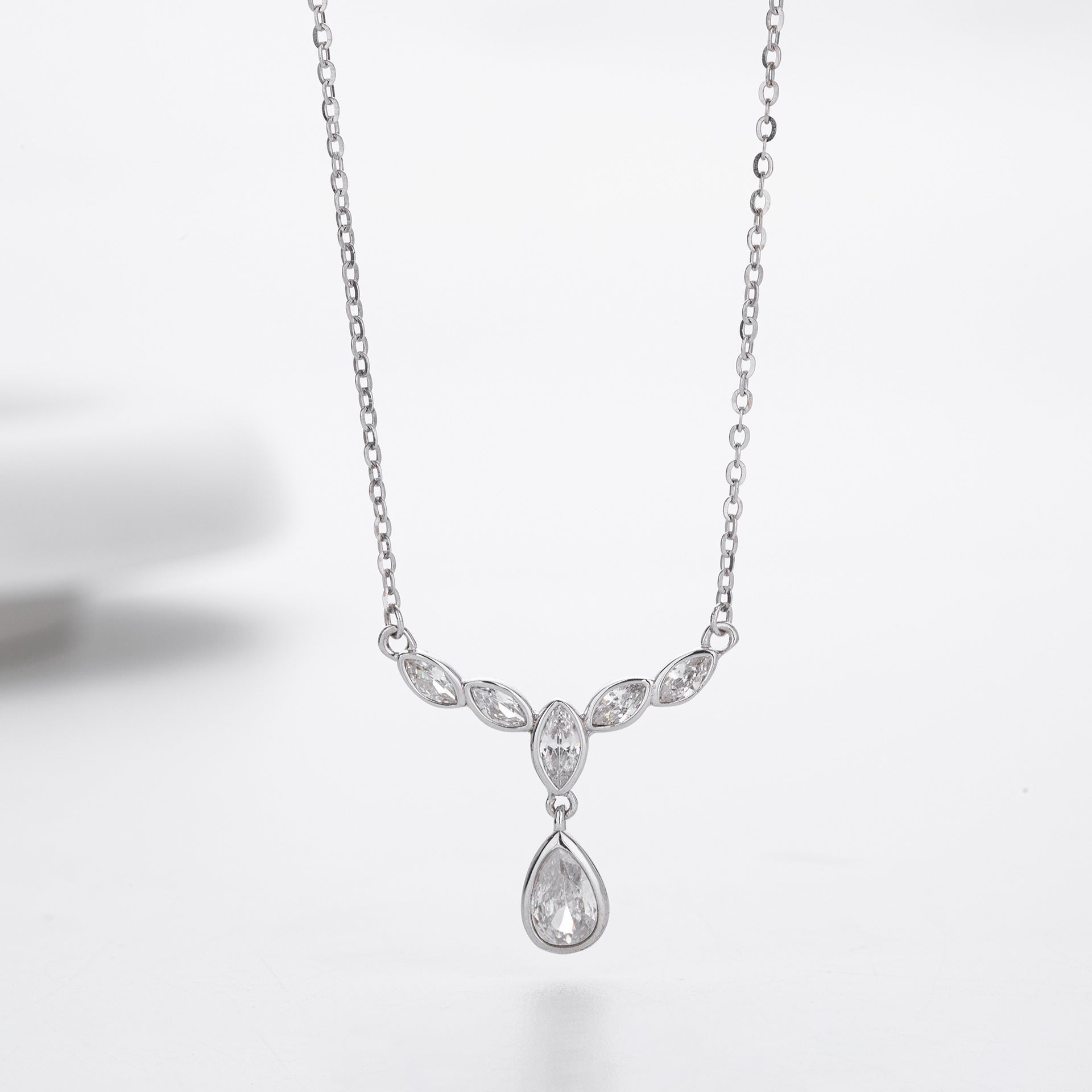 Damen Halskette mit funkelnden Zirkonia-Elementen im eleganten V-Design Shop Nory