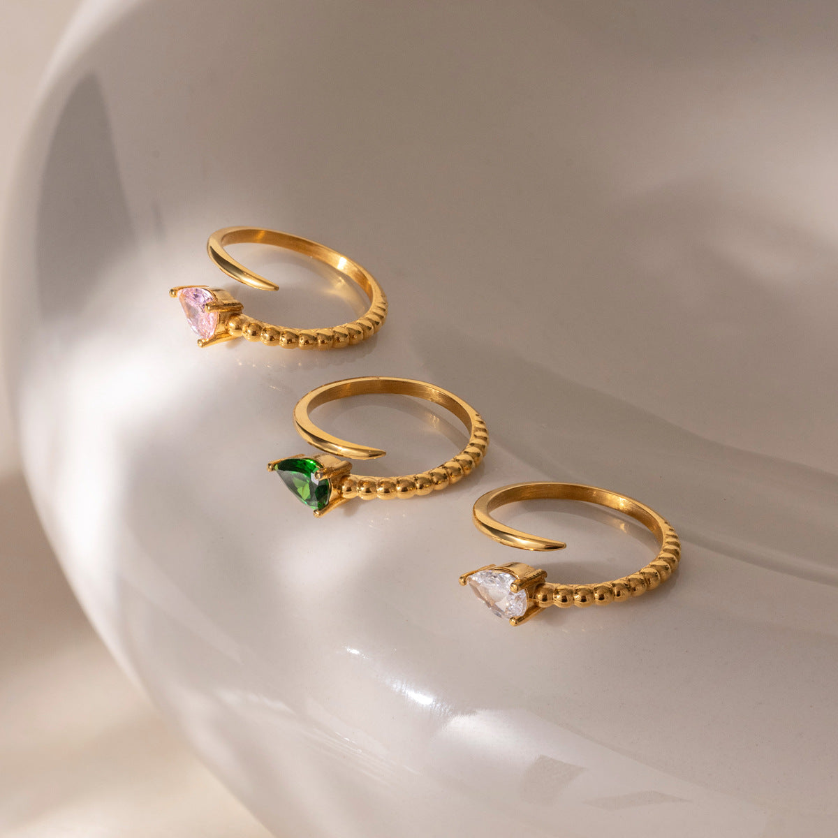 Damen eleganter und hypoallergener Ring mit grünem Stein Shop Nory