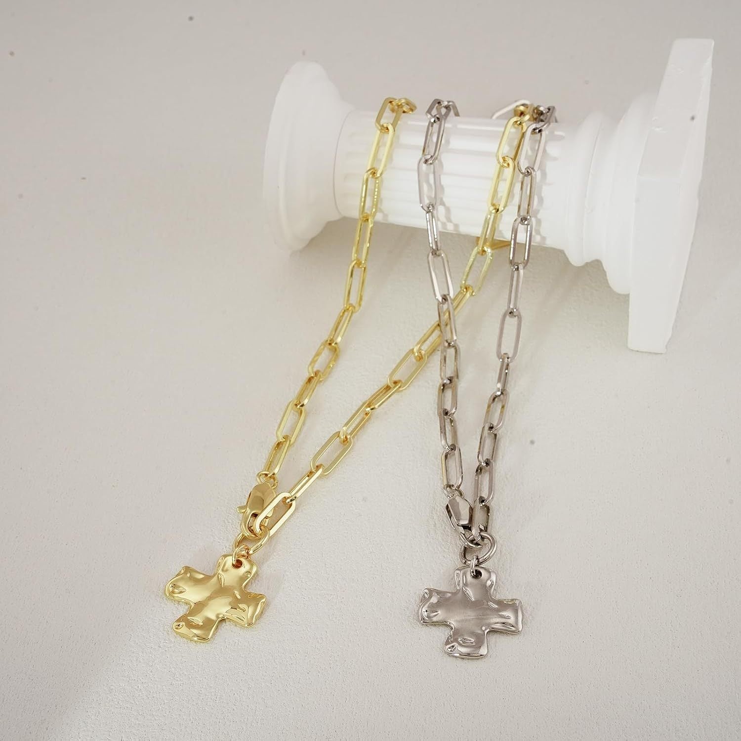 Damen Halskette mit markantem Kreuzanhänger und Kettendesign Shop Nory