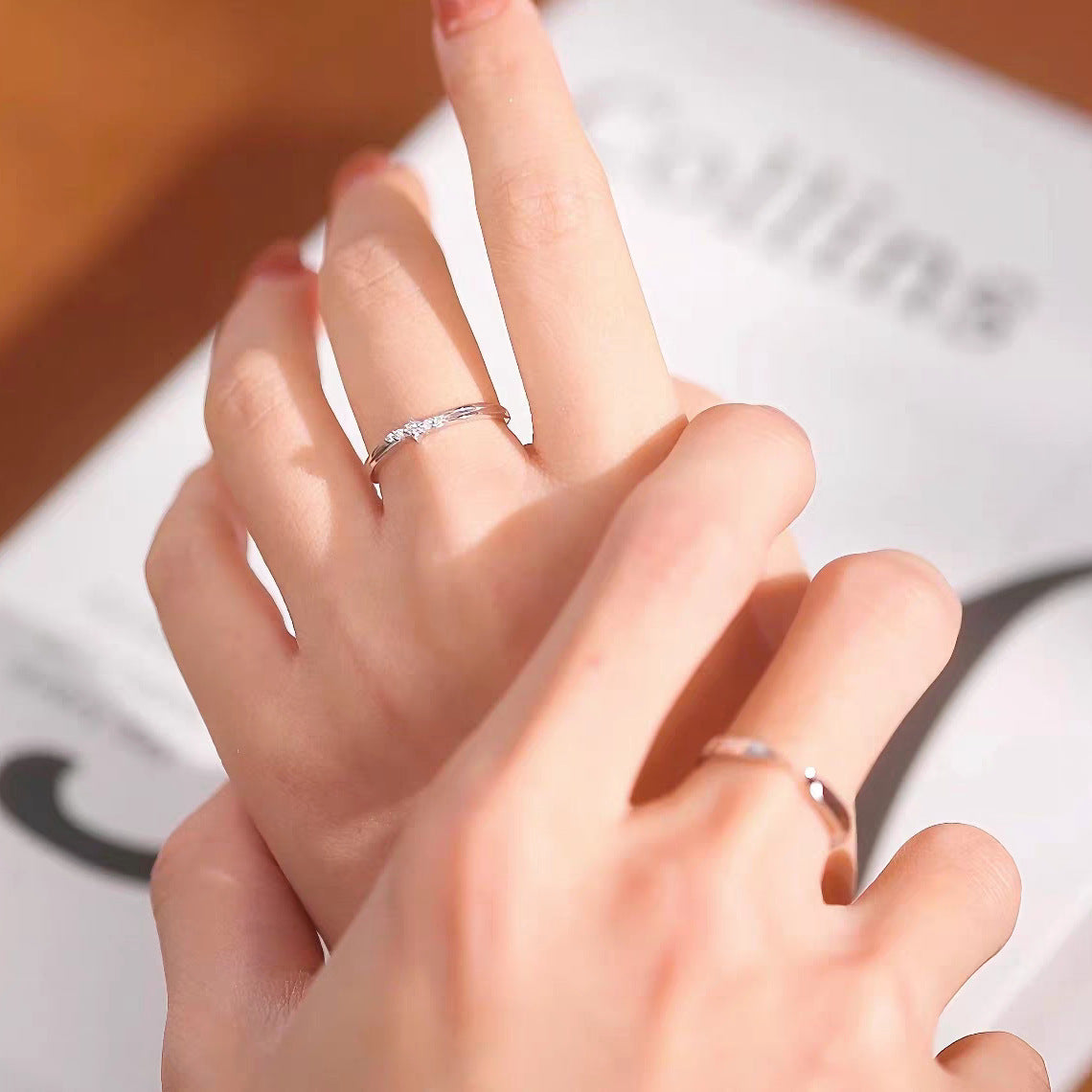 Damen eleganter Ring mit zeitgemäßem Design und funkelnden Akzenten Shop Nory