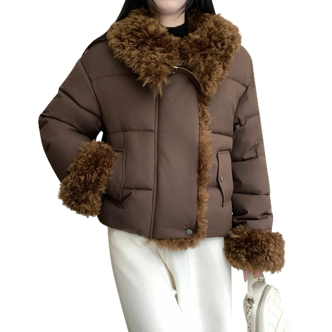 Damen nan kurze taillierte Pufferjacke mit voluminösem Kunstfellkragen, Schnallen- und Reißverschlussdetails Shop Nory
