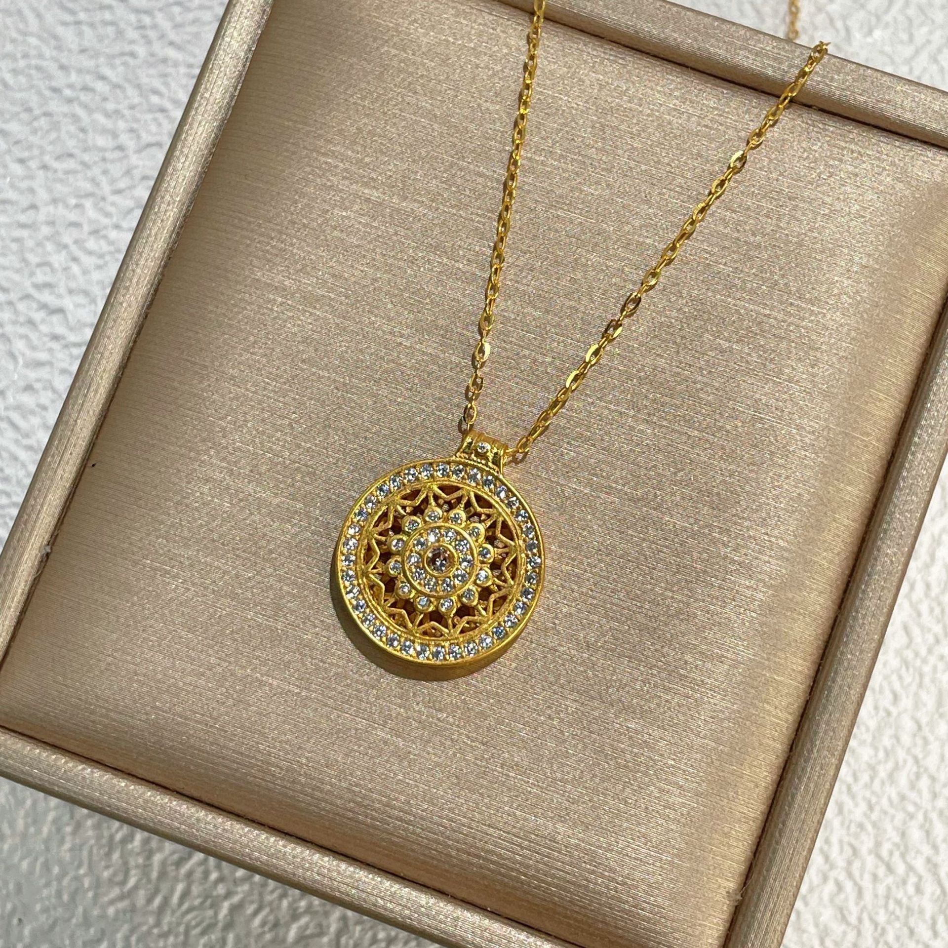 Damen elegante Halskette mit filigranem Mandala-Anhänger und funkelnden Zirkonia Shop Nory