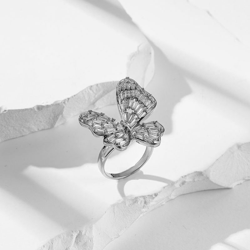 Damenring mit Schmetterlingsdesign und funkelnden Zirkonia Shop Nory