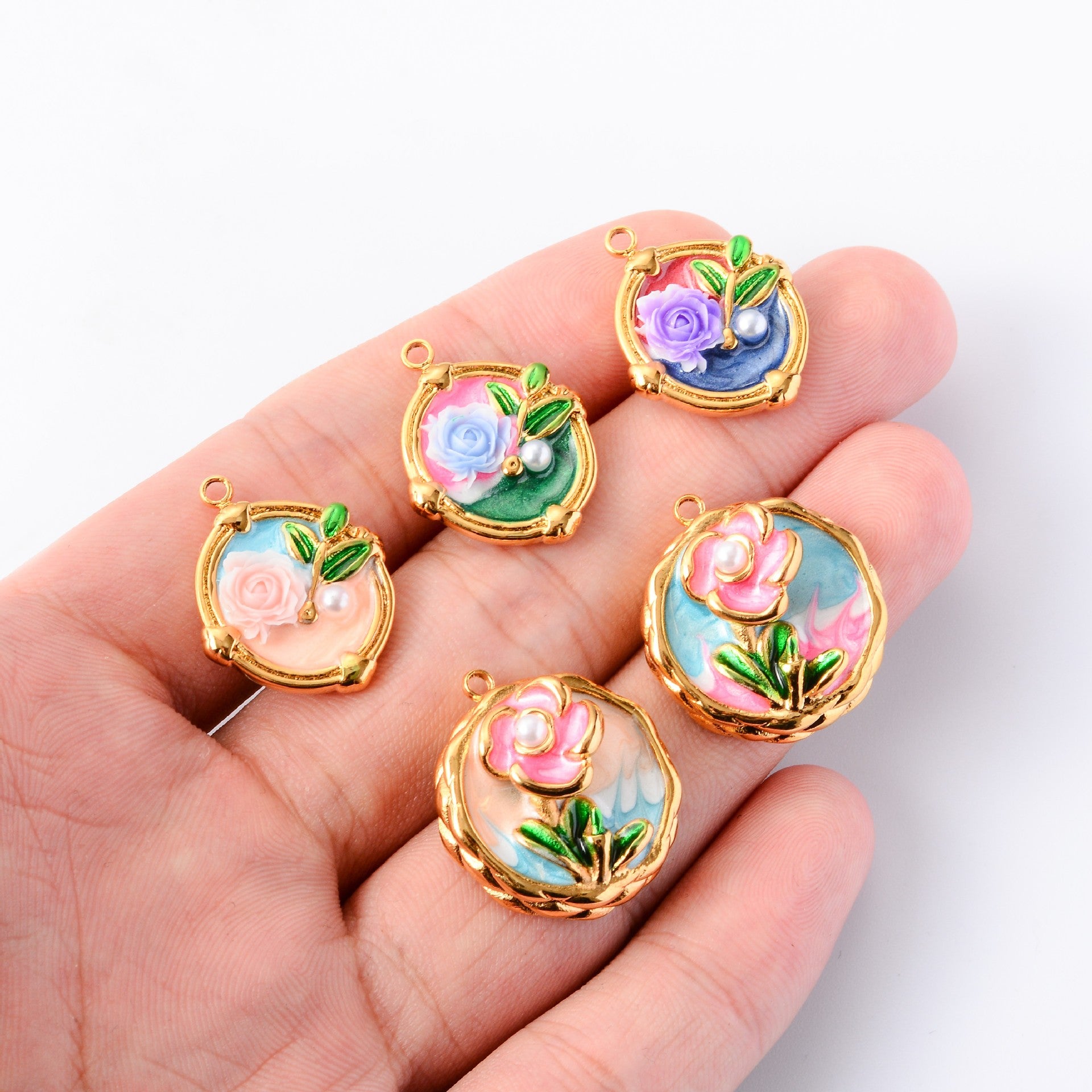 Damen Schmuckanhänger mit blumigem Reliefdesign und Perle Shop Nory