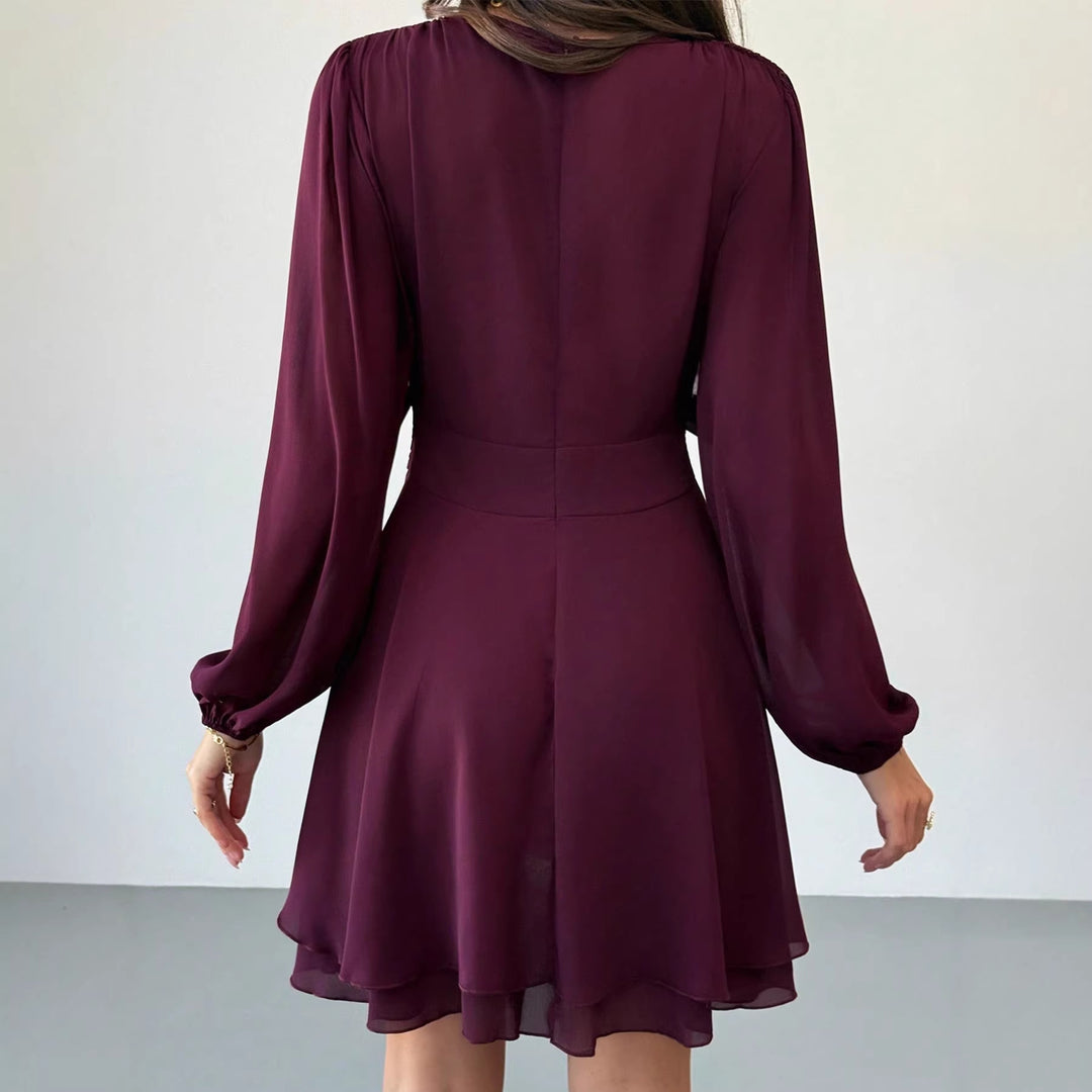 Damen Elegant fließendes Chiffon‑Kleid mit geraffter Taillenpasse, langen Ballonärmeln und Bindekragen Shop Nory