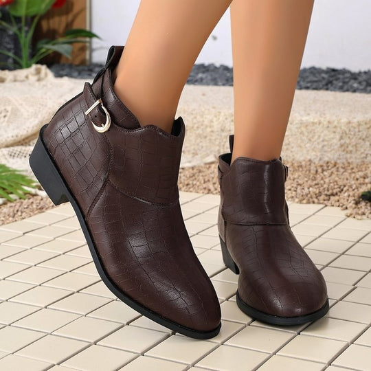 Damen Western-inspirierte Stiefelette mit spitzer Zehenpartie und dekorativer Metallschnalle Shop Nory