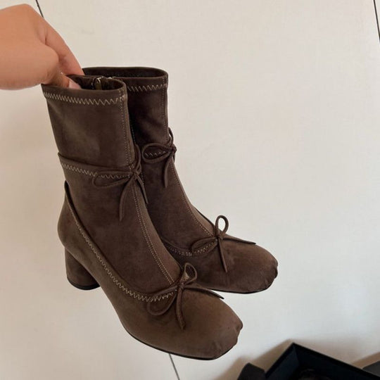 Damen mittelhohe Samtvelours‑Stiefeletten mit runder Zehenpartie, Ziernähten und dekorativen Schleifen Shop Nory