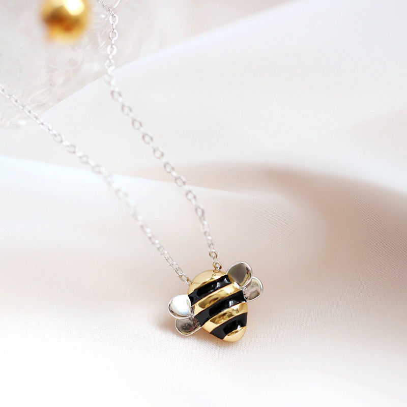 Damen Halskette mit charmantem Bienenmotiv und filigranem Anhänger Shop Nory