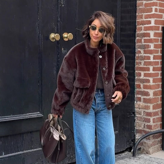 Damen Kurzjacke im Teddy‑Fauxfur mit Boxy‑Silhouette und aufgesetzter Tasche Shop Nory