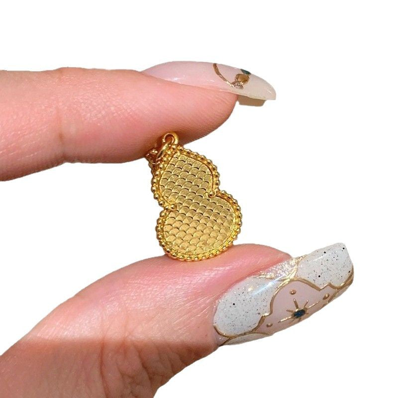 Damen Halskette mit detailreichem Anhänger und eleganter Goldbeschichtung Shop Nory