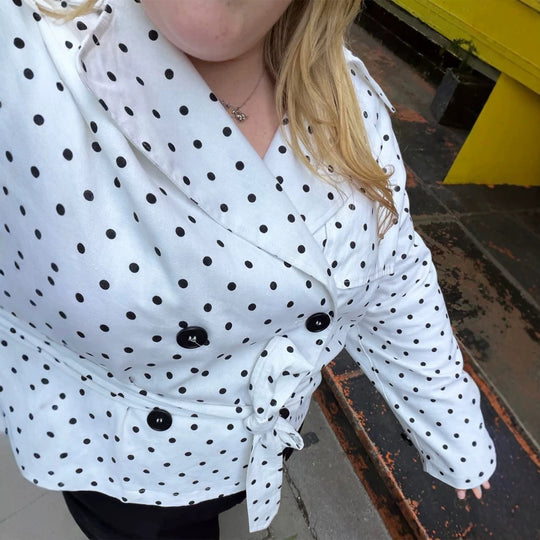 Damen Kurztrench mit Doppelreiher, Taillengürtel und Punkteprint Shop Nory