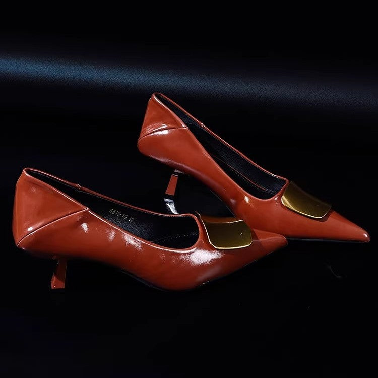 Damen Spitz zulaufende Lack‑Pumps mit niedrigem Kitten‑Absatz und dekorativer Metallapplikation Shop Nory