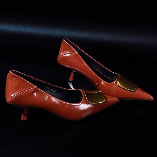 Damen Spitz zulaufende Lack‑Pumps mit niedrigem Kitten‑Absatz und dekorativer Metallapplikation Shop Nory