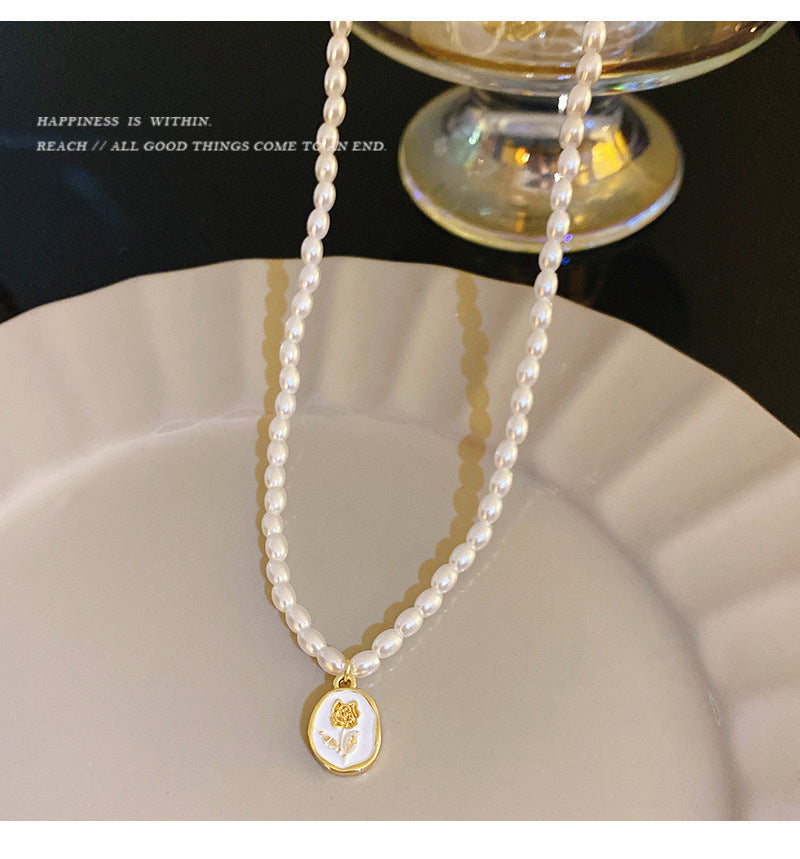 Damen Halskette mit eleganten Perlen und kunstvollem Medaillon Shop Nory