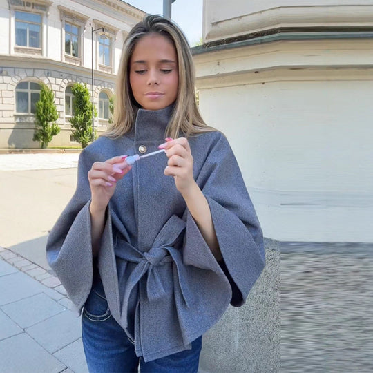 Damen Kurzcape-Mantel aus Wollmix mit Stehkragen, weitem Kimonoärmel und Bindegürtel Shop Nory