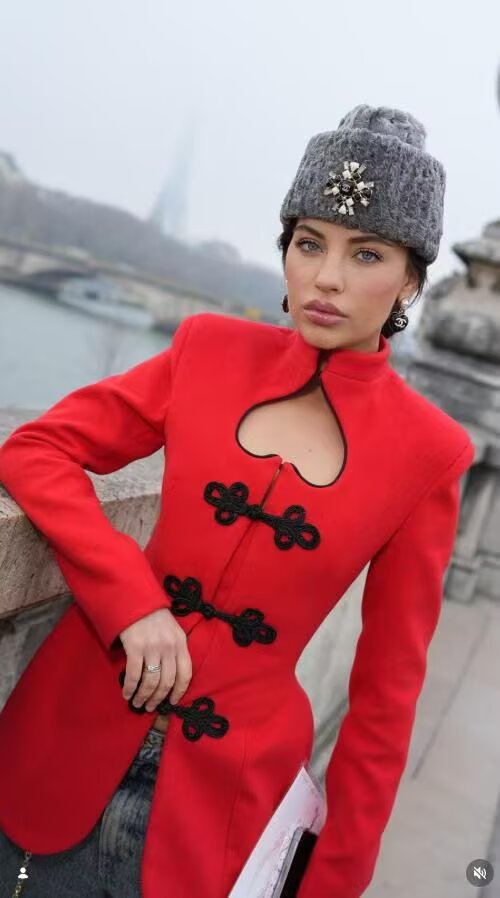 Damen Taillierter Kurzmantel mit Stehkragen, herzförmigem Ausschnitt und dekorativen Kordelverschlüssen Shop Nory