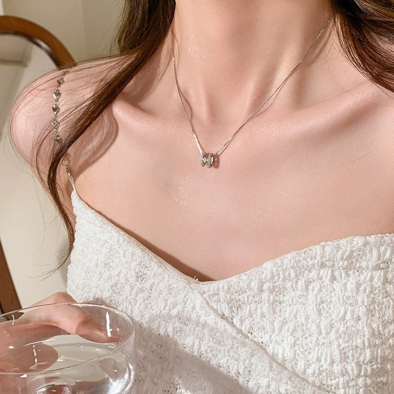 Damen Halskette mit elegantem Buchstabenanhänger aus Kristallen Shop Nory