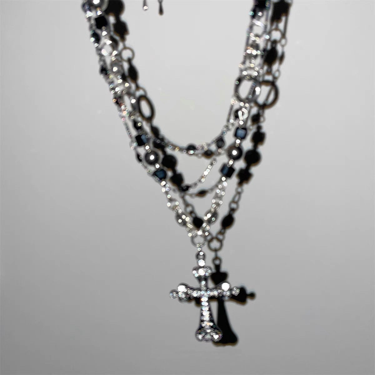 Damen mehrlagige Kette mit funkelndem Kreuzanhänger und eleganten Gliederkettendetails Shop Nory