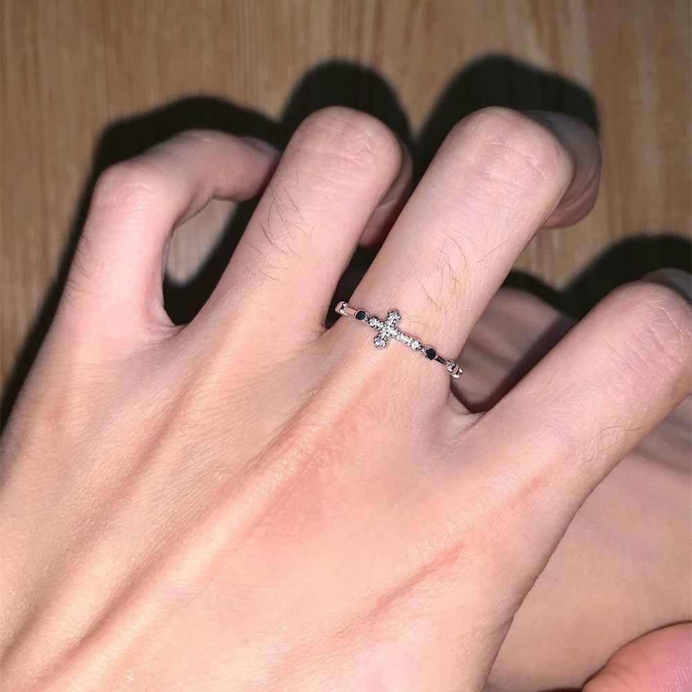 Damen zierlicher Ring mit Kreuzmotiv und funkelnden Zirkonia Shop Nory
