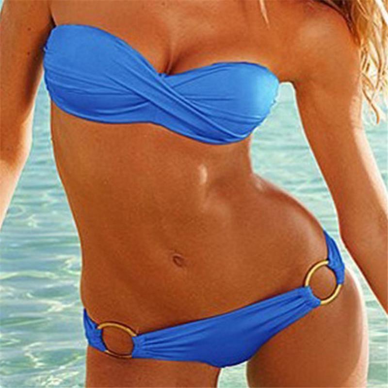 Damen Bandeau-Bikini mit elegantem Wickeldesign und goldenen Akzenten