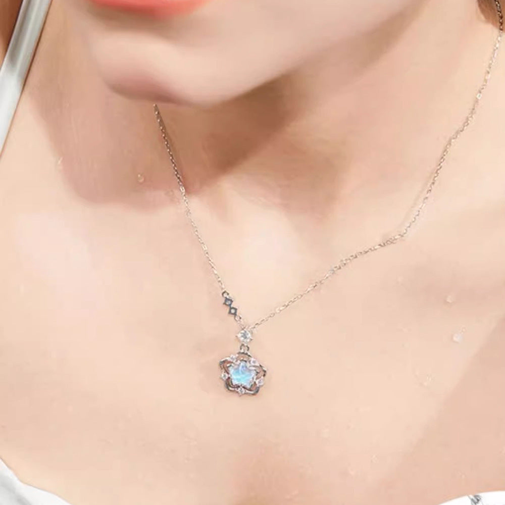 Damen Halskette mit kunstvollem Blumenanhänger und funkelnden Kristallen Shop Nory