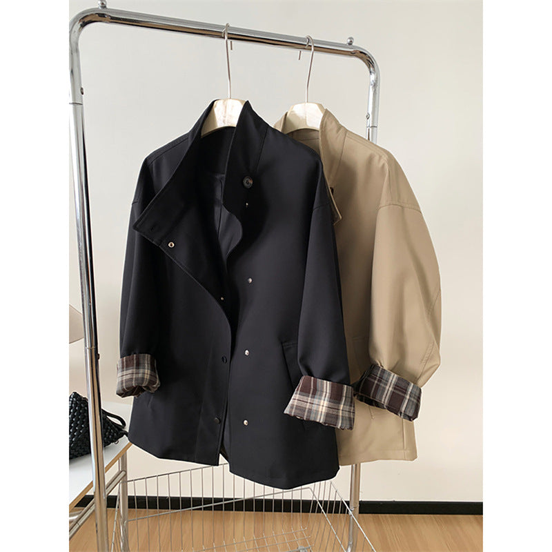 Damen Kurztrenchjacke im Oversize‑Boxy‑Schnitt mit Stehkragen und kariertem Ärmelaufschlag Shop Nory